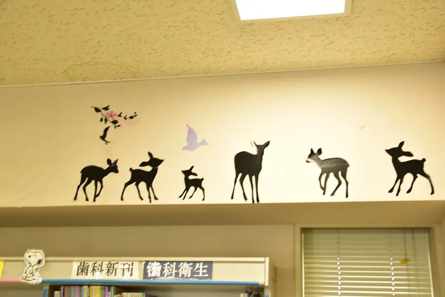 バンビ書店の壁の鹿のシルエット