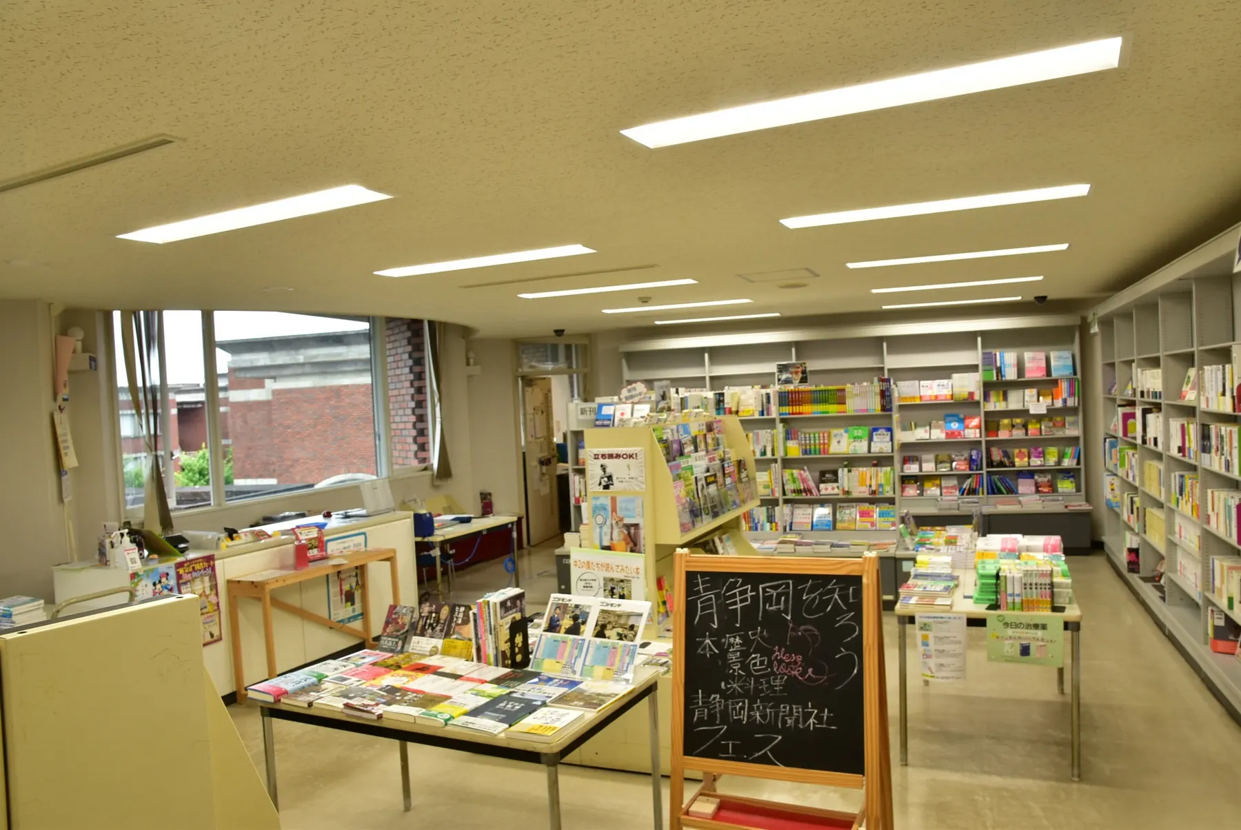 カリヨン書店の店内。窓際の売場と黒板